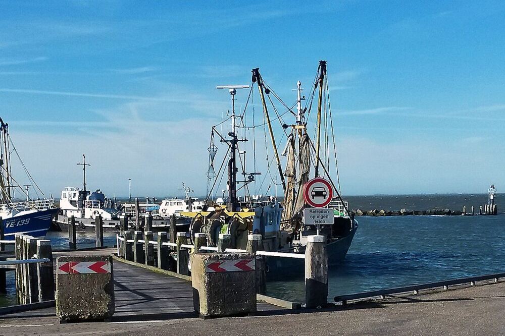 Vissersschepen afgemeerd in de haven van Colijnsplaat